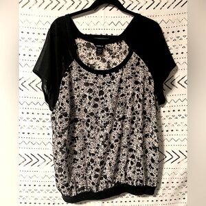 Like New Torrid Size 2 Black & White Sheer Short Sleeve Blouse